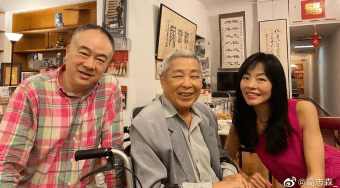挂江湖苹果版礼包:刘兆铭被曝行走不便靠轮椅代步，参加聚会口齿伶俐，91岁仍想拍戏